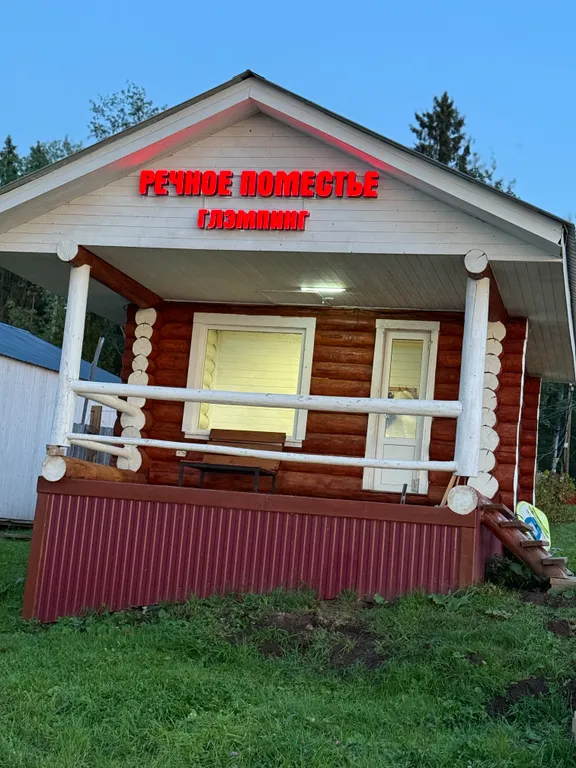 Новый дом в стиле барн Хаус на берегу реки