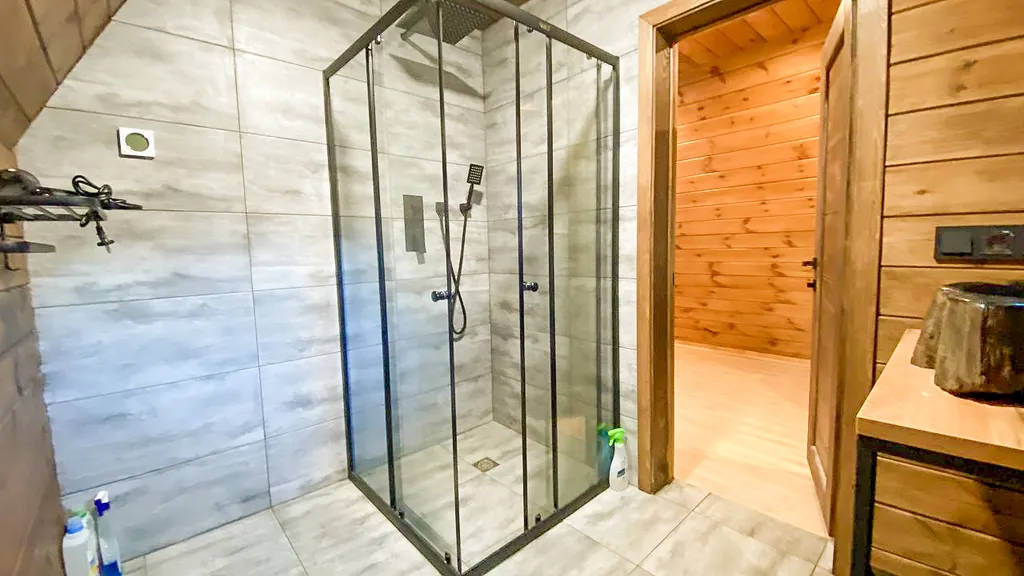 Домик в лесу вблизи от города в стиле A-frame