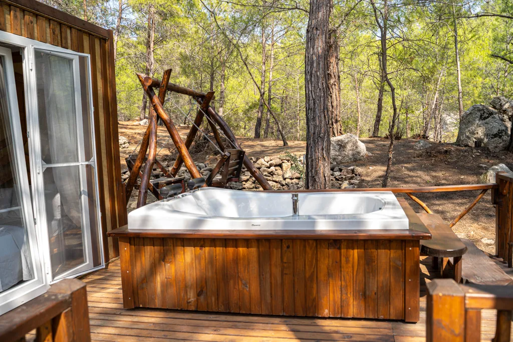 Бунгало в сосновом лесу на берегу Средиземного моря, Турция