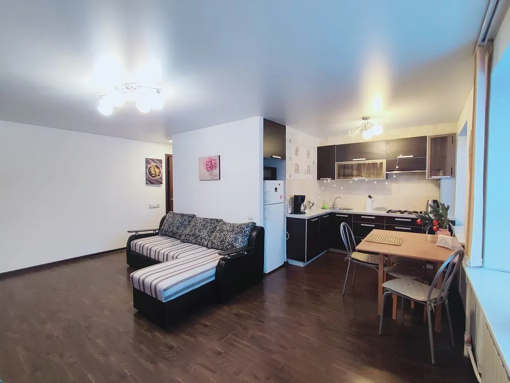 Центр с видом на озеро и парковкой во дворе