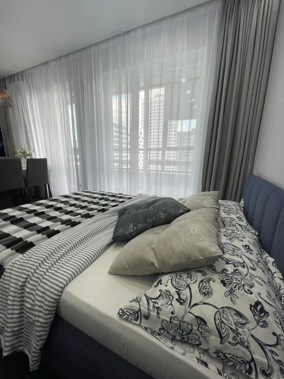 Просторная уютная студия с панорамным остеклением в тихий двор