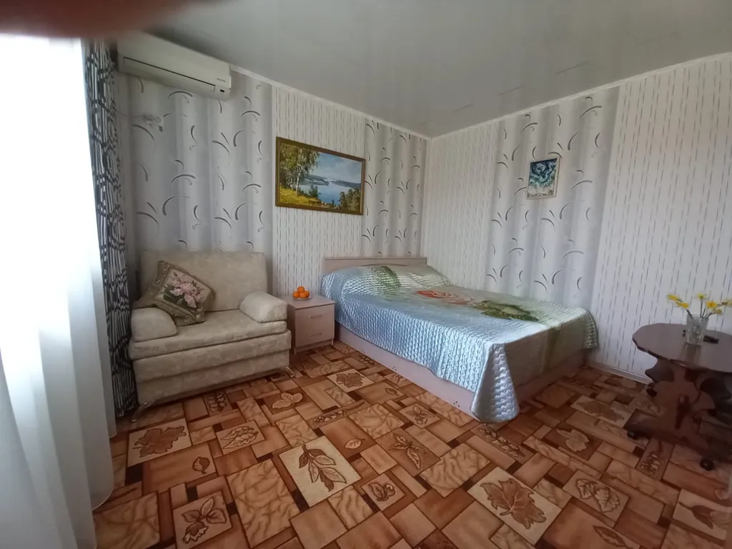 Комната с видом в сад