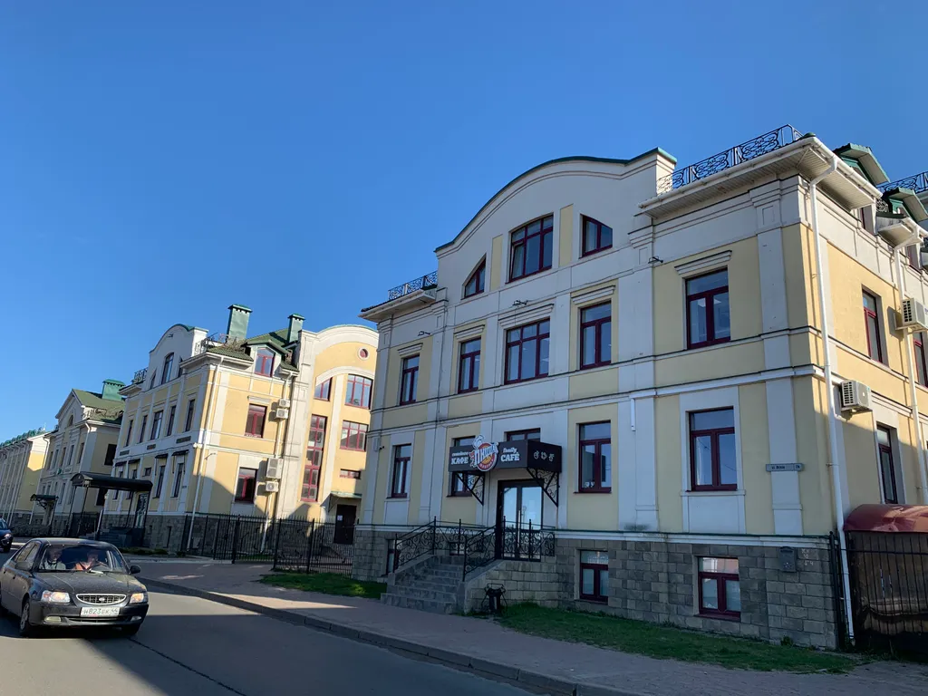 Двухуровневые апартаменты Снегурочка на набережной в центре города