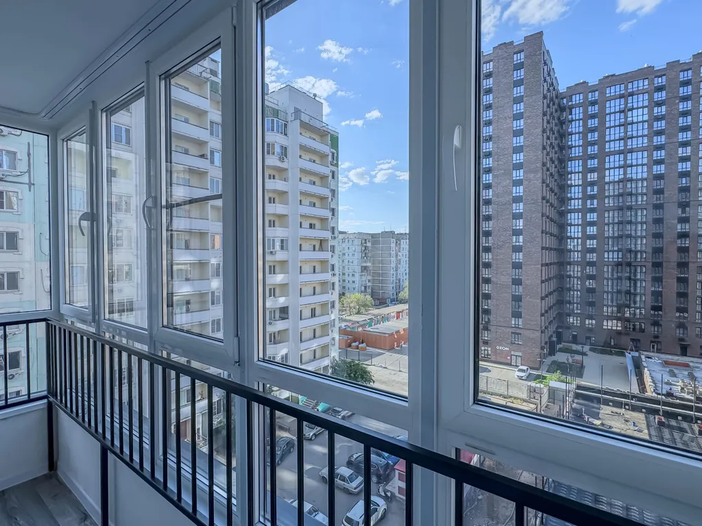 Просторная квартира с кухонной зоной и лоджией