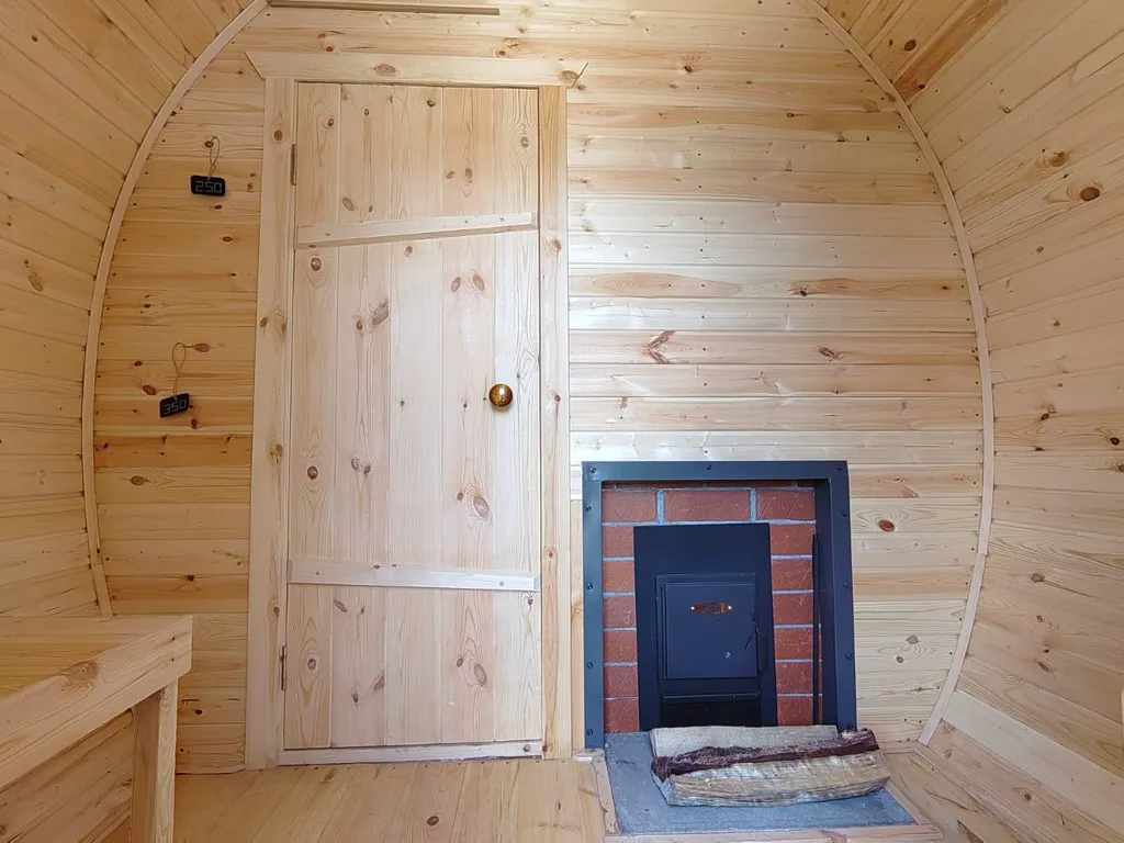 Уединенный домик возле леса