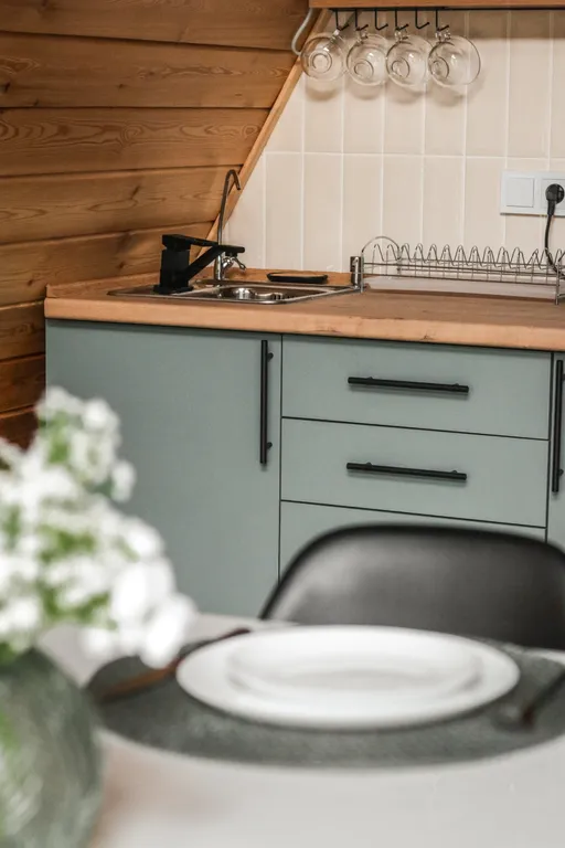 Треугольный домик на склоне горы над ручьём