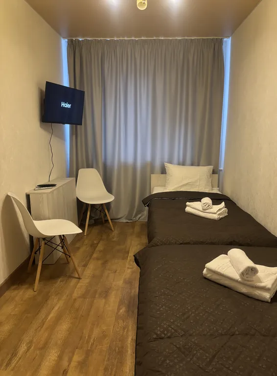 Комната в квартире с двумя односпальными кроватями