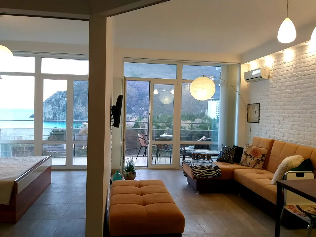 Уютная квартира с захватывающим видом на море и гору Аю-Даг