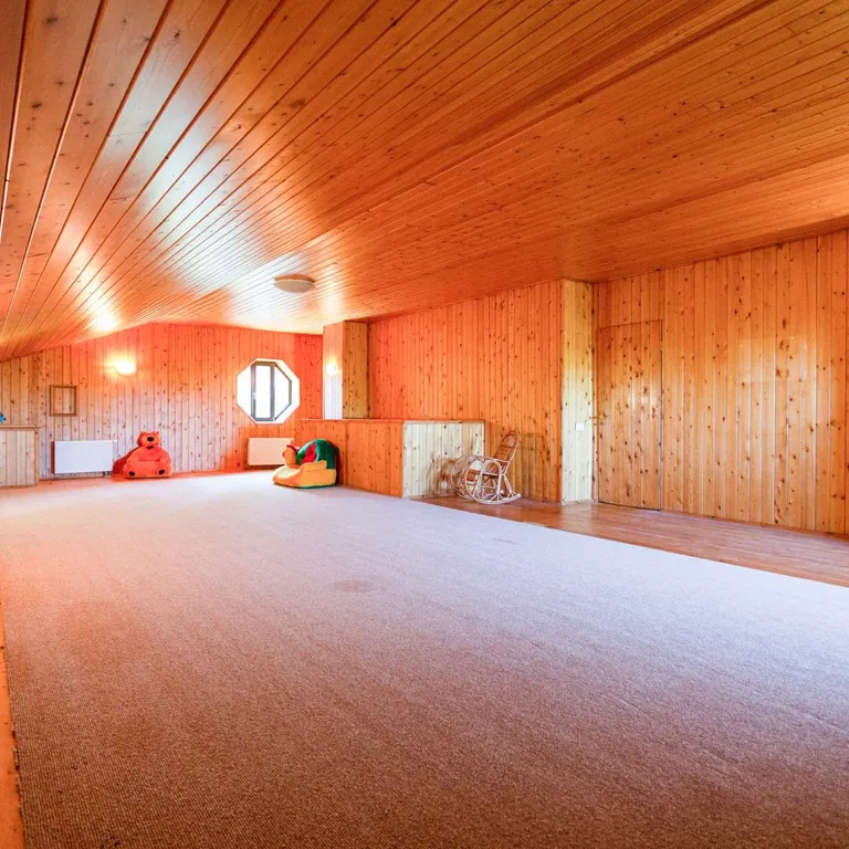 Дом с сауной и теннисными кортами