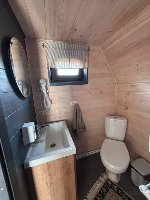 Дом в окружении гор