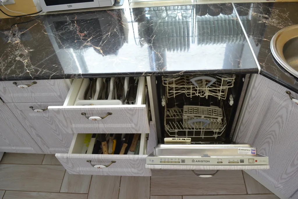 Уютный дом с зеленой лужайкой