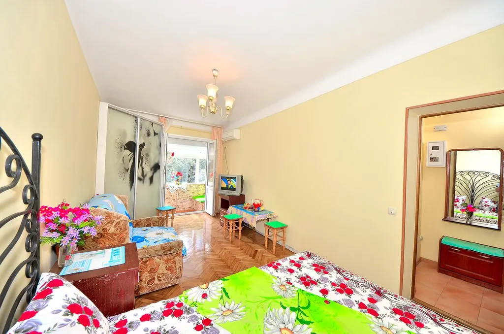 Видовая 1-комнатная квартира ,с балконом на набережной в Ялте