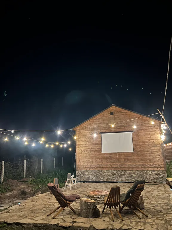 Дом в горах у реки