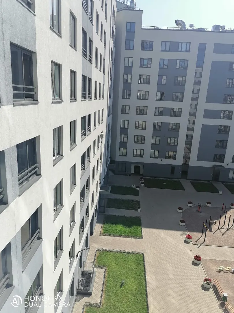 Безопасный закрытый двор под охраной