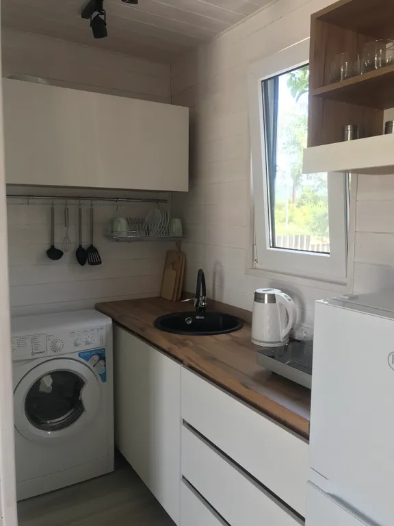 Дом возле озера с 2 террасами и отдельной спальней