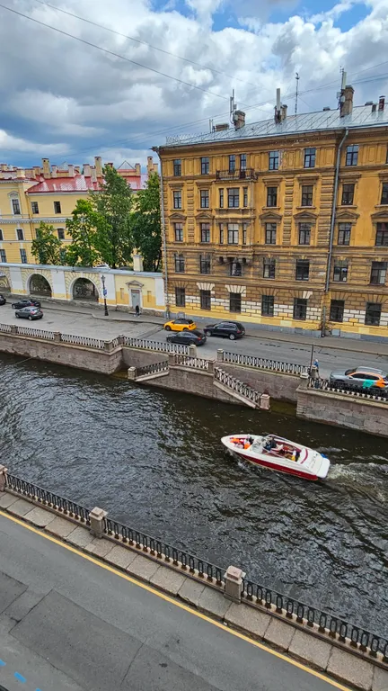 Квартира Трёхкомнатная квартира с видом на Канал, 3 минуты от Казанского Собора — Санкт-Петербург