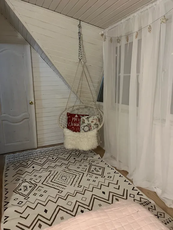 Дом на берегу озера с собственной конюшней