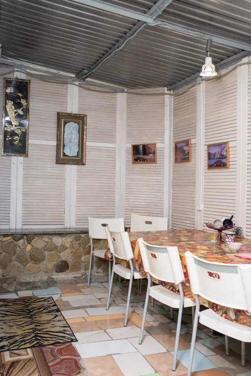 Домик в красивом саду