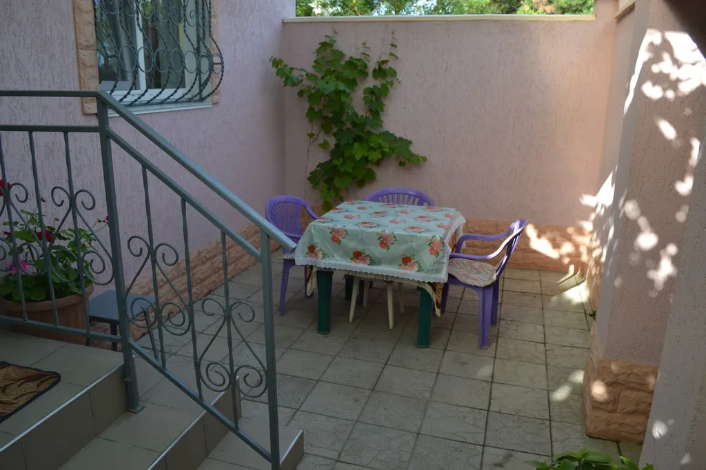 Коттедж Двухкомнатный дом в санаторной зоне Евпатории — аренда посуточно в Евпатория