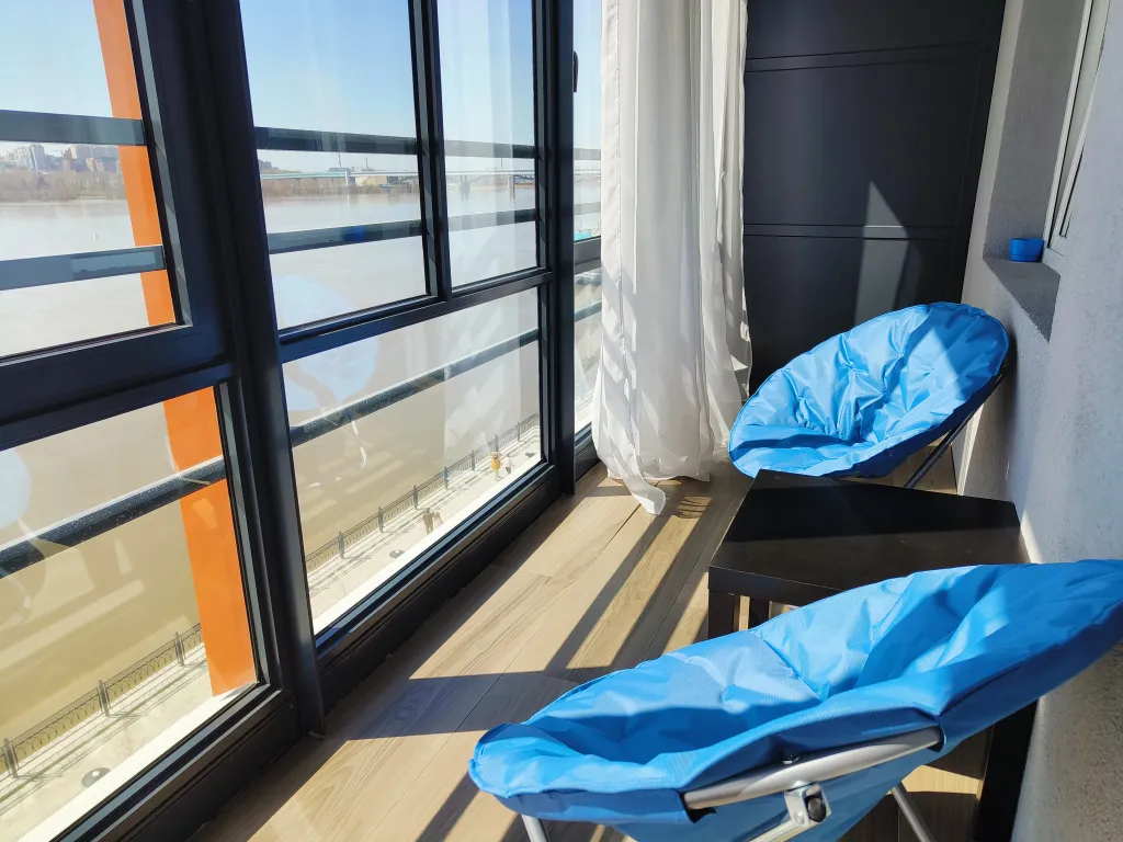 Двухкомнатная студия с шикарным видом на реку Михайловской набережной