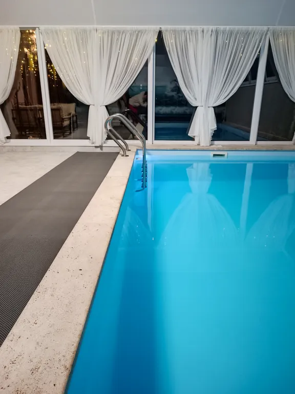 АкваРелакс: дом для отдыха с бассейном +33°