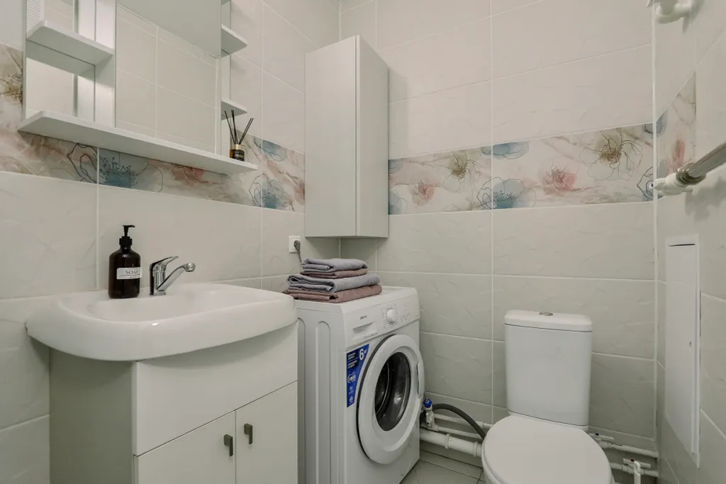 Oчаровaтeльная и просторнaя студия с балкoнoм