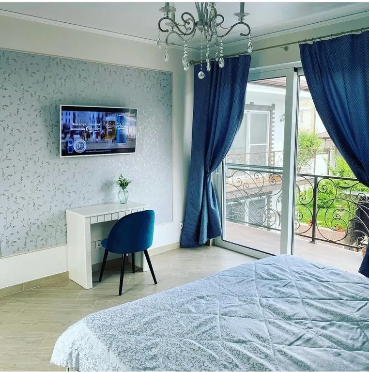 Дом в лесу с видом на море