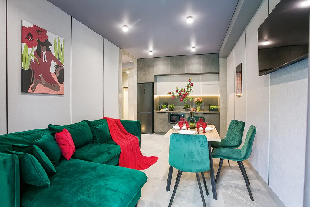 Гранатовый. На большую семью, вид на лес