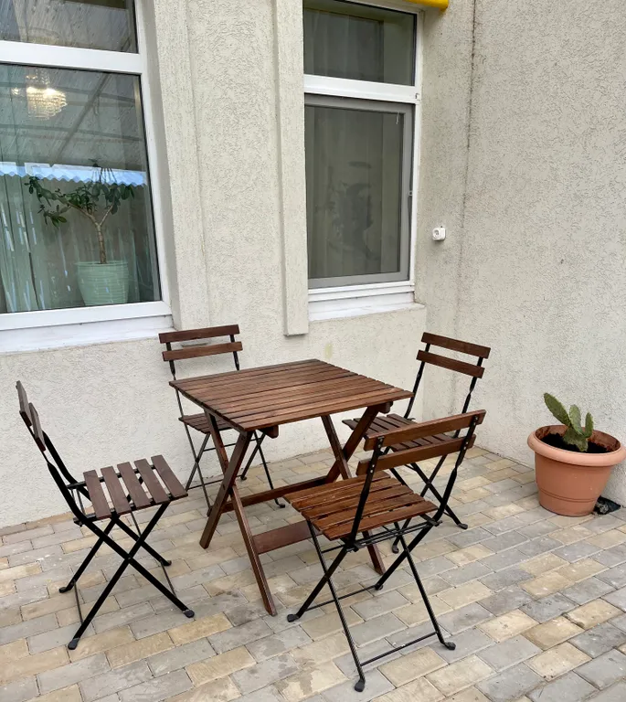 Двухкомнатная квартира с собственной террасой в неосоветском стиле