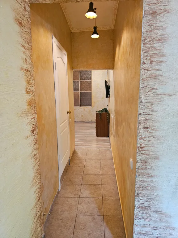 Дом в лесу с каминным деревом внутри