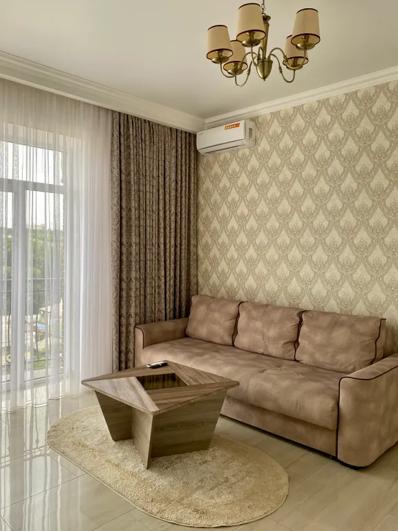 Просторная квартира с видом на горы в центре города