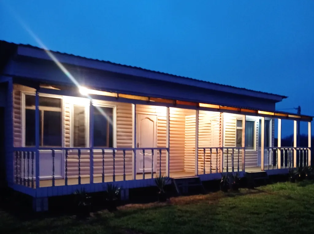 Коттедж Комфортный гостевой домик с большой верандой — Кучугуры