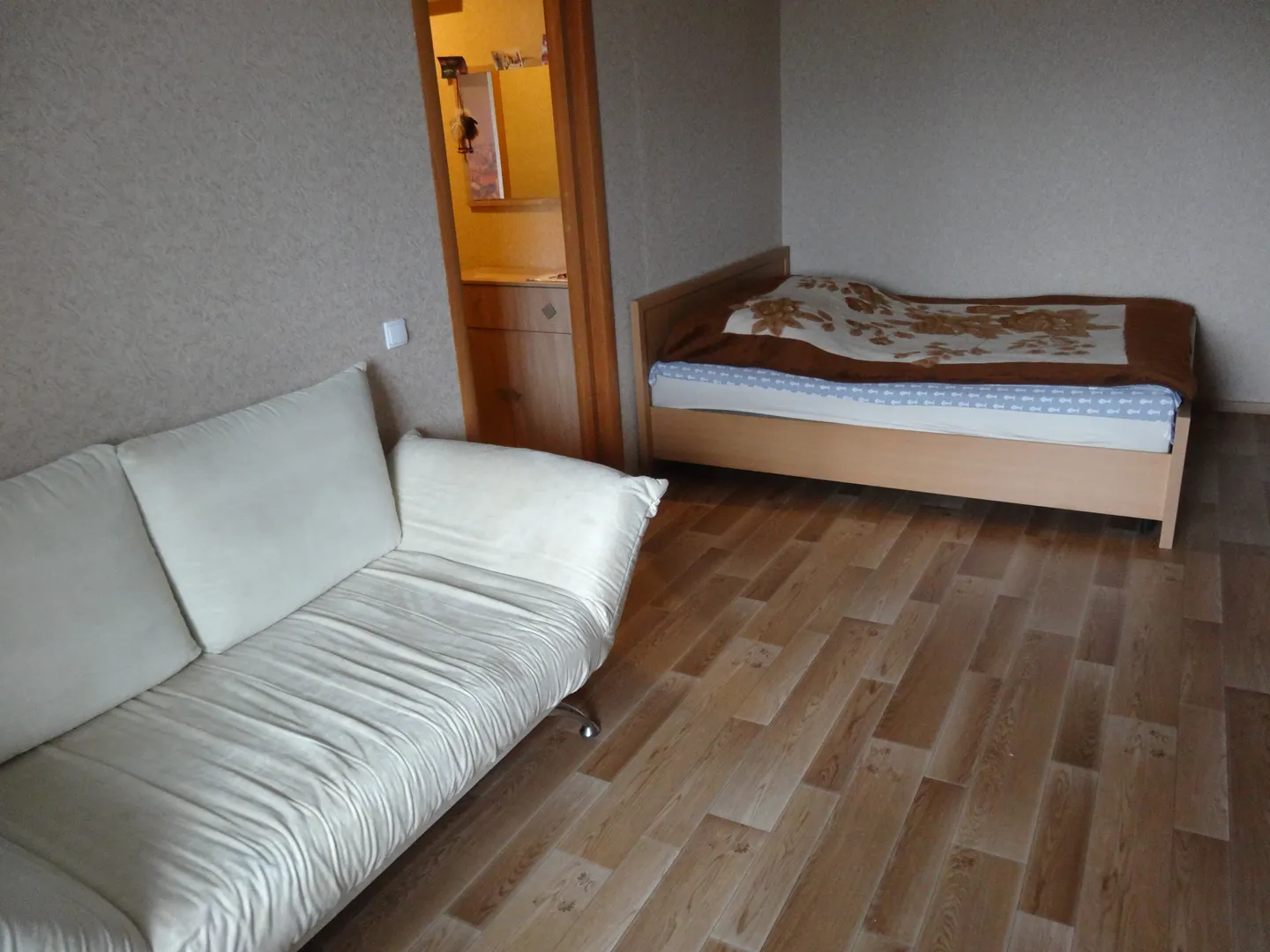 В большой комнате двухспальная кровать (160 см шириной) и односпальный диван (белье в ящике в диване)