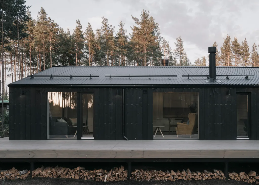 Загородный дом с просторной террасой и баней