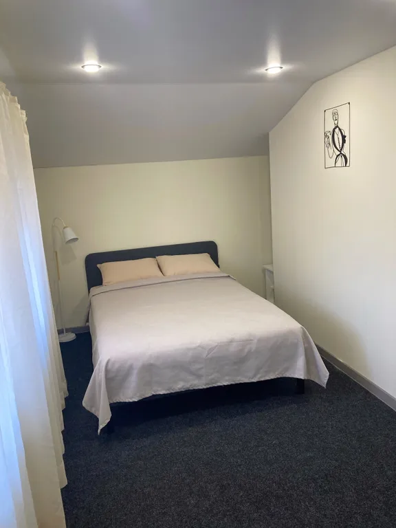 Дом в два этажа с двумя спальнями и гостиной, летний бассейн, баня