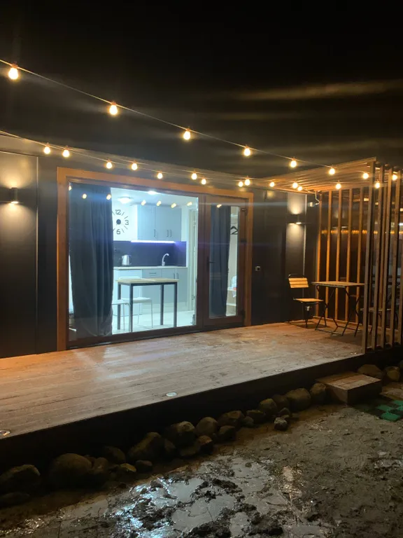 Уютный лесной домик на берегу ручья с выходом в лес