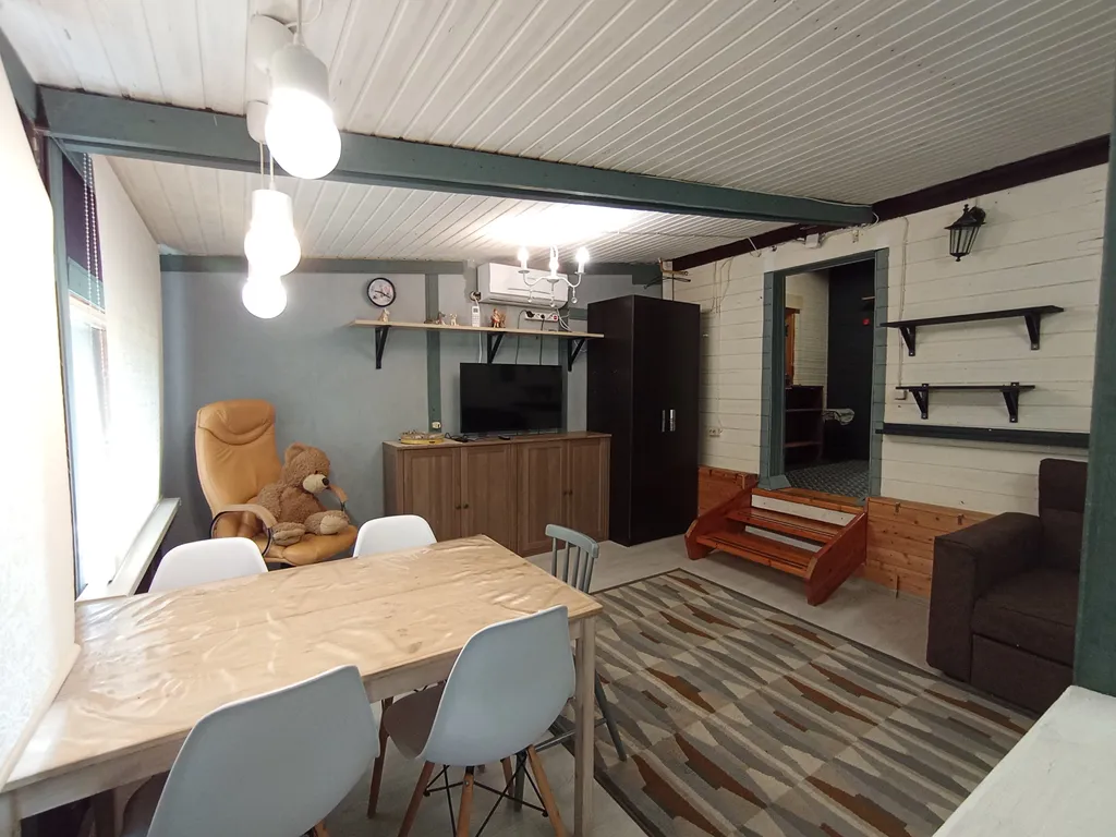 Дом с баней, бассейном и беседкой