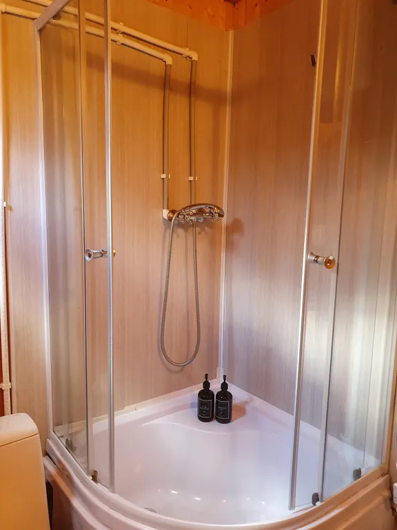 Домик с терассой и красивым видом на горы