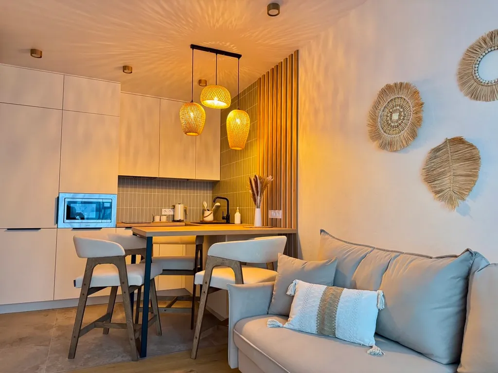 Студия бохо у набережной, с сауной, массажным креслом, проектором