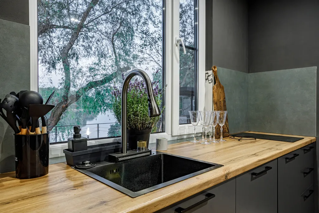 Дом на берегу реки