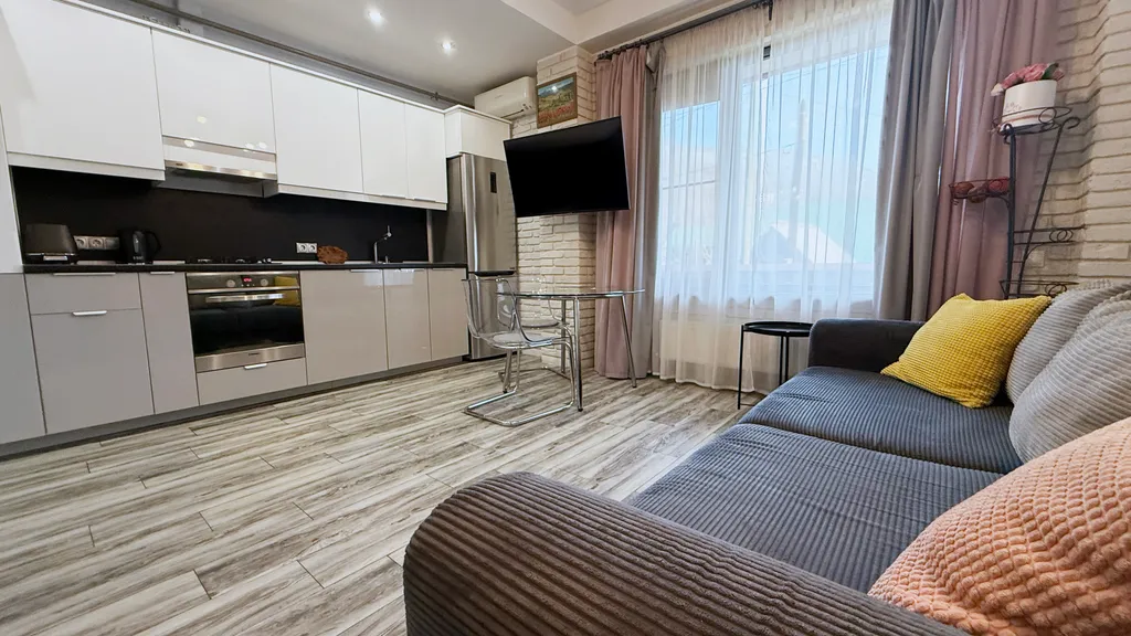 Просторная студия с большим окном в центре Красной Поляны