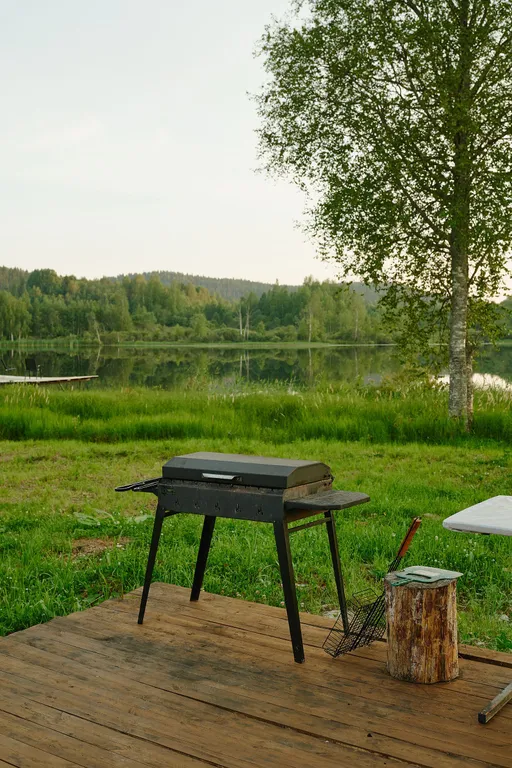 Уютный дом на берегу озера