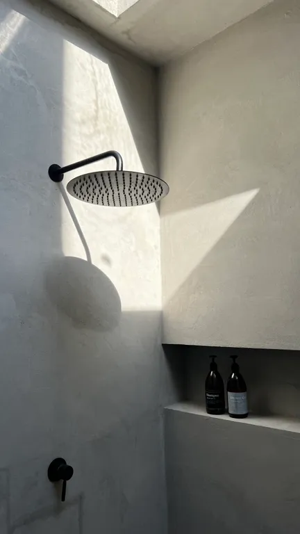 Премиальный дом с дизайнерским камином на дровах в лесу