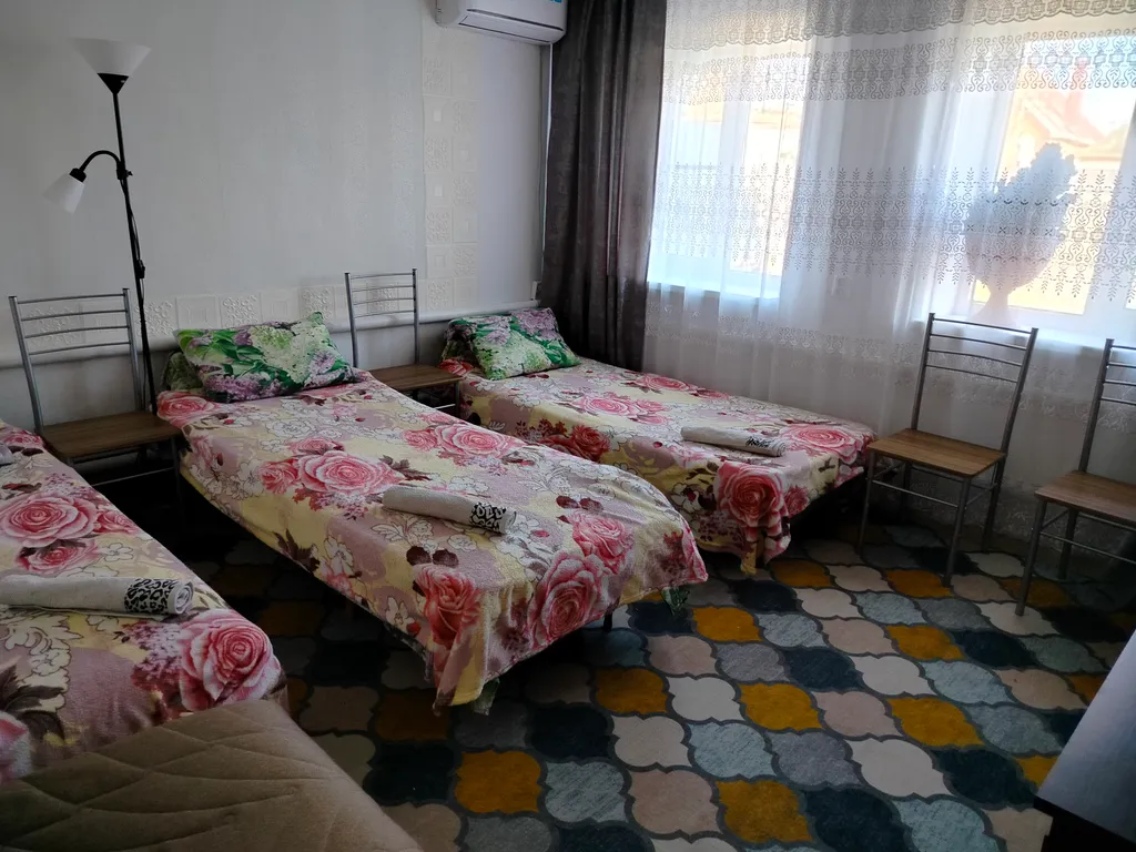 Коттедж Уютный  домик с двориком - центр, огромная парковка, рядом магазины — Динская