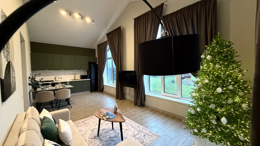 Уютный дом с панорамными окнами рядом с озером