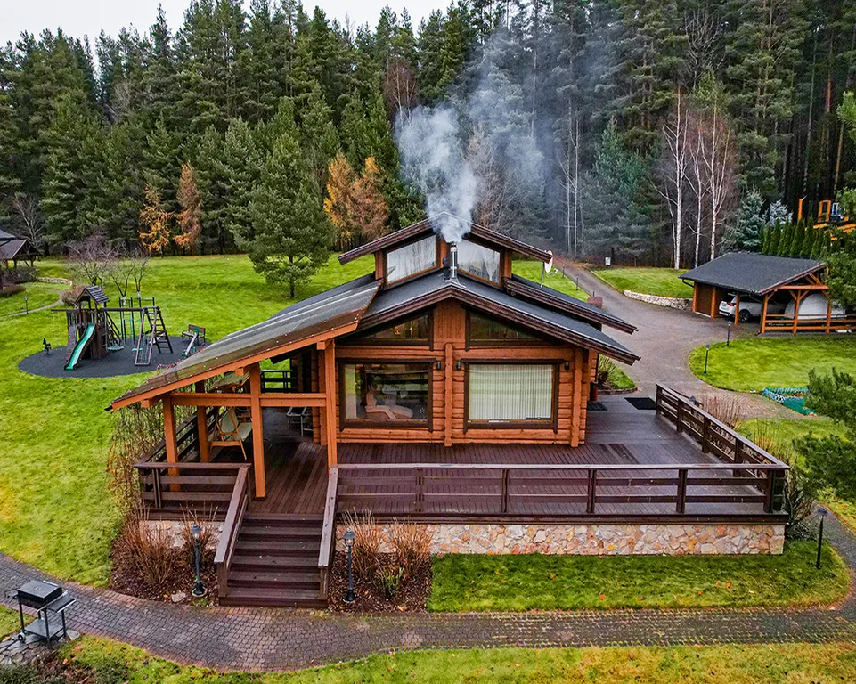 Коттедж в лесу с видом на озеро — аренда посуточно в Васкелово