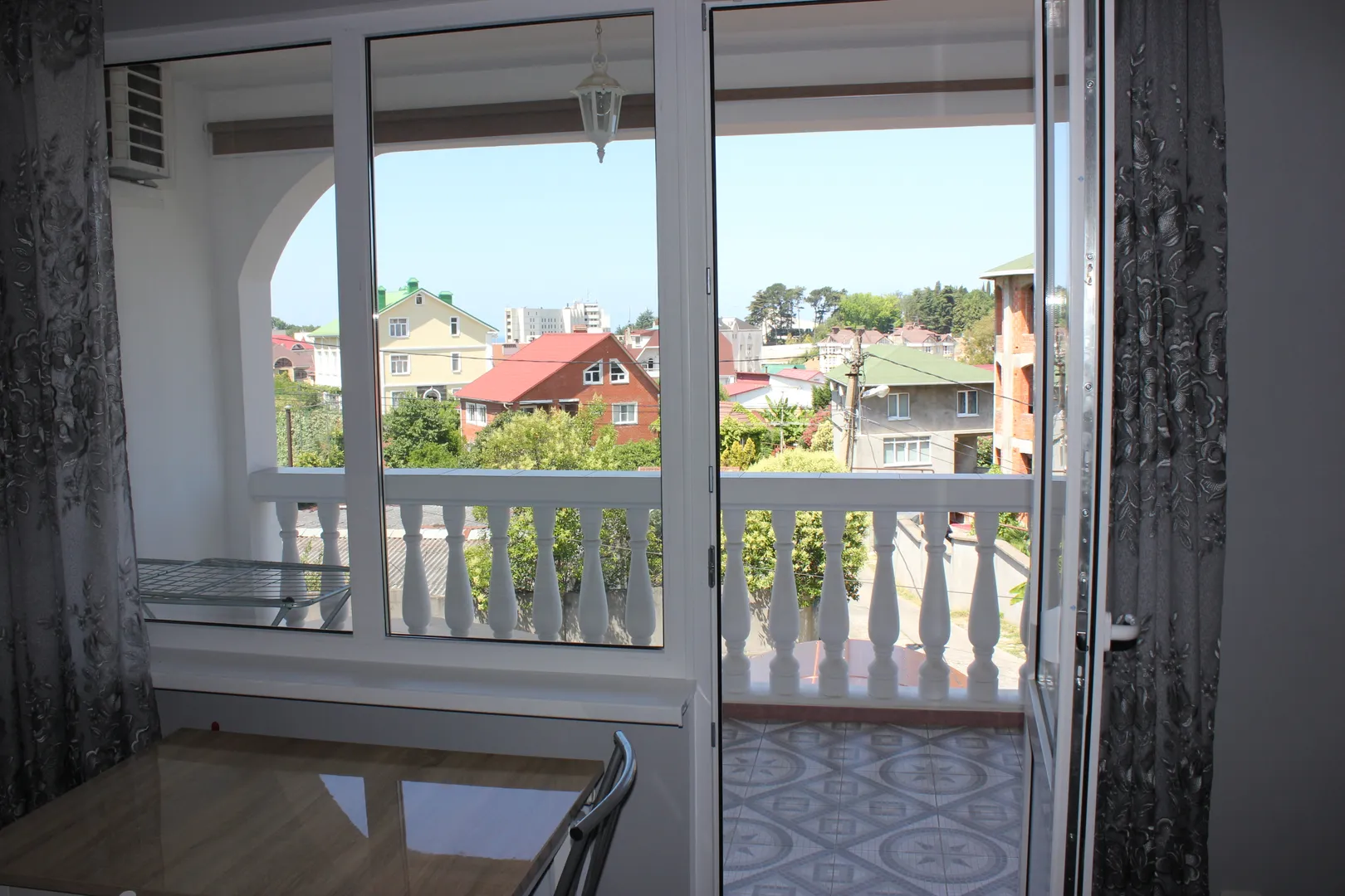 Вид на балкон из гостиной