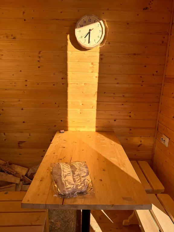 Уютный Белый дом у реки