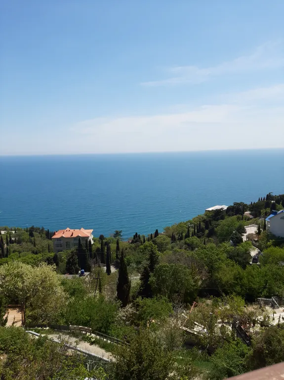 Студия с балконом и панорамным видом на море