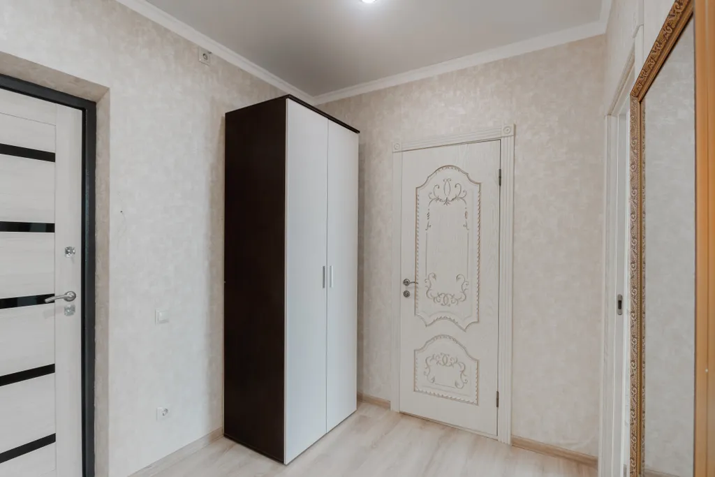 Большая квартира с раздельными комнатами и кухней